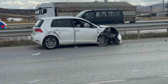 Tırın otomobili sıkıştırdığı kaza anı kamerada: 1 yaralı