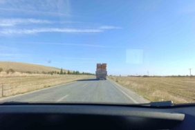 Tırın taşıdığı tuğlalar ile tehlikeli yolculuğu kamerada