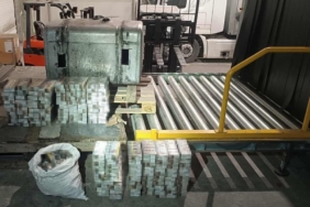 Tırın yakıt deposundan bin 800 paket sigara çıktı