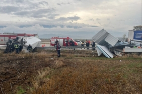Tokat’ta yapı malzemesi yüklü kamyonete çarpan minibüs sürücüsü yaralandı
