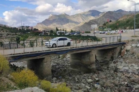 Tortum Şelalesi girişindeki köprü tehlike saçıyor