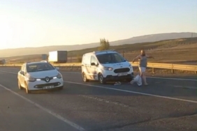 Trafiği birbirine kattı, araçların üzerine atladı, cam kırdı