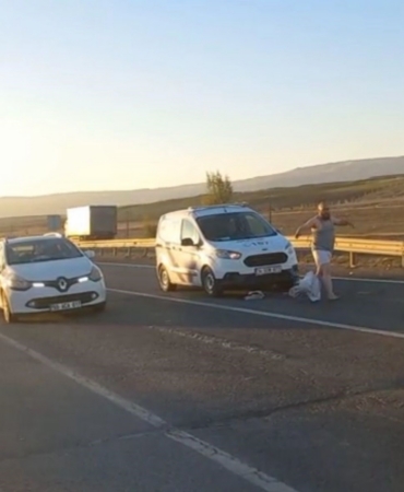 Trafiği birbirine kattı, araçların üzerine atladı, cam kırdı