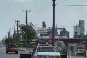 Trafikte akıl almaz anlar: Son ses müzikle kapıları açık vaziyette seyretti