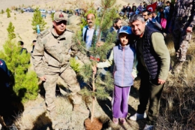 Tuğgeneral Öz, şehit yakınlarıyla fidan dikti