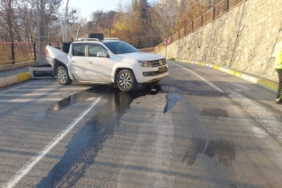Tunceli’de kamyonet, 7 metre yükseklikten düştü: 4 yaralı