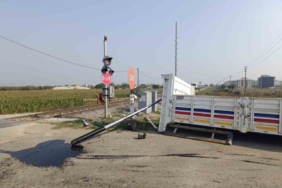 Turgutlu’da hemzemin geçitte kaza: Kamyonetin kasası koptu