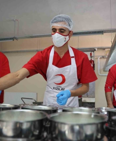 Türk Kızılay Elazığ Şubesi’nden 200 ihtiyaç sahibine sıcak yemek