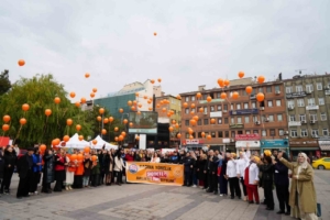 Turuncu balonlarla şiddete karşı kadınlardan ortak duruş