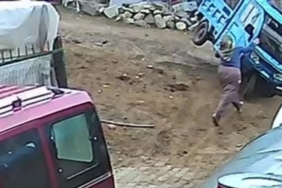 Üç tekerlekli motosiklet dengesi kaybolunca devrildi: Kaza anı kamerada