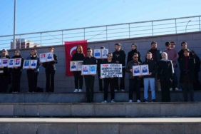 Üniversite öğrencileri şehitleri dualarla andı