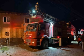 Uşak’ta 2 katlı evin çatısı yandı