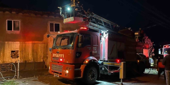 Uşak’ta 2 katlı evin çatısı yandı