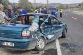 Uşak’ta otomobil ile tır çarpıştı: 1 yaralı