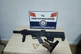 Üzerindeki mermiler ele verdi, evinden ruhsatsız silah ve tüfek çıktı