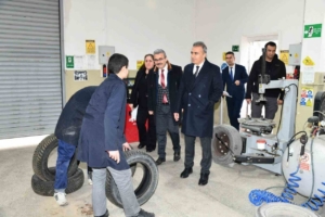 Vali Çiçek’ten okul ziyareti