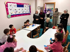 Vali eşi Berna Çiçek Kur’an Kursu’nu ziyaret etti