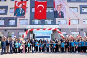 Vali Toros, Şehit Özkan Demir Ortaokulunun açılışına katıldı