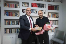 Van’da bıçaklı saldırıda yaralanan öğretmene moral ziyareti