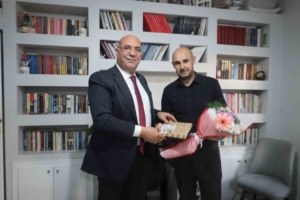 Van’da bıçaklı saldırıda yaralanan öğretmene moral ziyareti