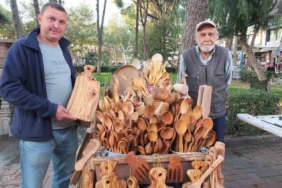 Yakacak olarak kullanılan zeytin odunlarını mutfak gereçlerine dönüştürüyor
