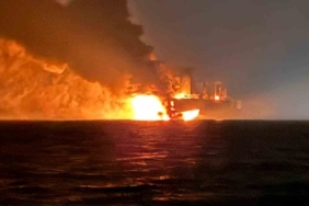 Yangın çıkan gemideki 25 kişi tahliye edildi: Yanan gemi görüntülendi