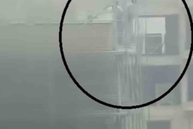 Yangına iskelede yakalanan işçilerin zor anları kamerada