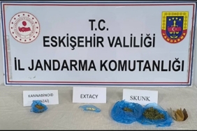 Yanlarında uyuşturucu bulunduran 2 şahsı şüpheli hareketleri ele verdi