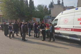 Yayaya yol veren minibüse çarpan motosikletli yaralandı