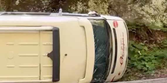 Yedigöller Milli Parkı’nda minibüs devrildi