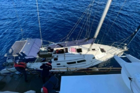 Yelkenli teknede 22 düzensiz göçmen ve bir göçmen kaçakçısı yakalandı