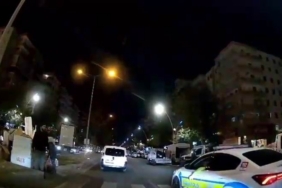 Yere düşen çocuğun hastaneye yetiştirilebilmesi için polis sıkışık trafiği açtı