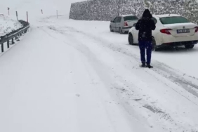 Yoğun kar yağışı, Palandöken geçidinde sürücülere zor anlar yaşattı