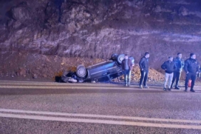 Yola düşen kayalardan kaçan otomobil takla attı: 2 yaralı