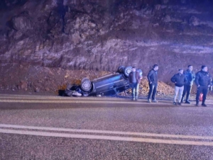 Yola düşen kayalardan kaçan otomobil takla attı: 2 yaralı