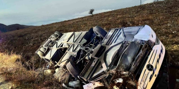 Yolcu otobüsü devrildi: 2 ölü, 21 yaralı