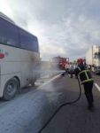 Yolcu otobüsünün motor kısmından alevler yükseldi