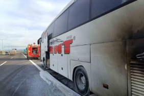 Yolcu otobüsünün motor kısmından alevler yükseldi
