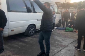 Yolun karşısına geçerken düştü, işçi servisinin çarpması sonucu hayatını kaybetti