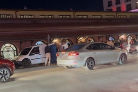 Yolunda ilerleyen araca çarpıp sürücüsünün üzerine yürüdüler