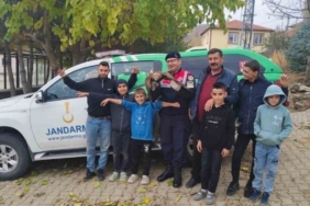 Yozgat’ta bulunan yaralı kızıl şahin çocukların ilgi odağı oldu