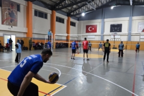 Yüksekova’da 24 kasım öğretmenler günü voleybol turnuvası başladı