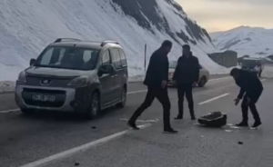 Yüksekova’da karayoluna düşen kaya parçaları sürücülere korku dolu anlar yaşattı