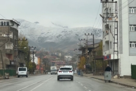 Yüksekova’nın etrafını çevreleyen dağlar beyaza büründü