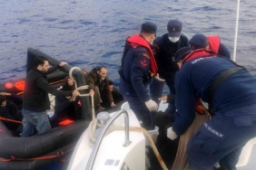 Yunanistan, 8’i çocuk 20 düzensiz göçmeni ölüme terk etti