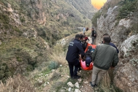 Yürüyüş esnasında kayalıklardan düşen şahıs yaralandı