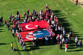 Yüzlerce kişi Atatürk için yürüdü