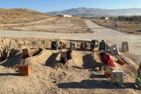 Zehirlenerek ölen anne ve 2 çocuğunun yan yana defnedildiği mezarlar görenlerin için sızlattı