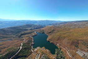 Zinav Gölü sonbahar renkleriyle mest ediyor