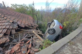 Zonguldak’ta kontrolden çıkan otomobil evin çatısına uçtu